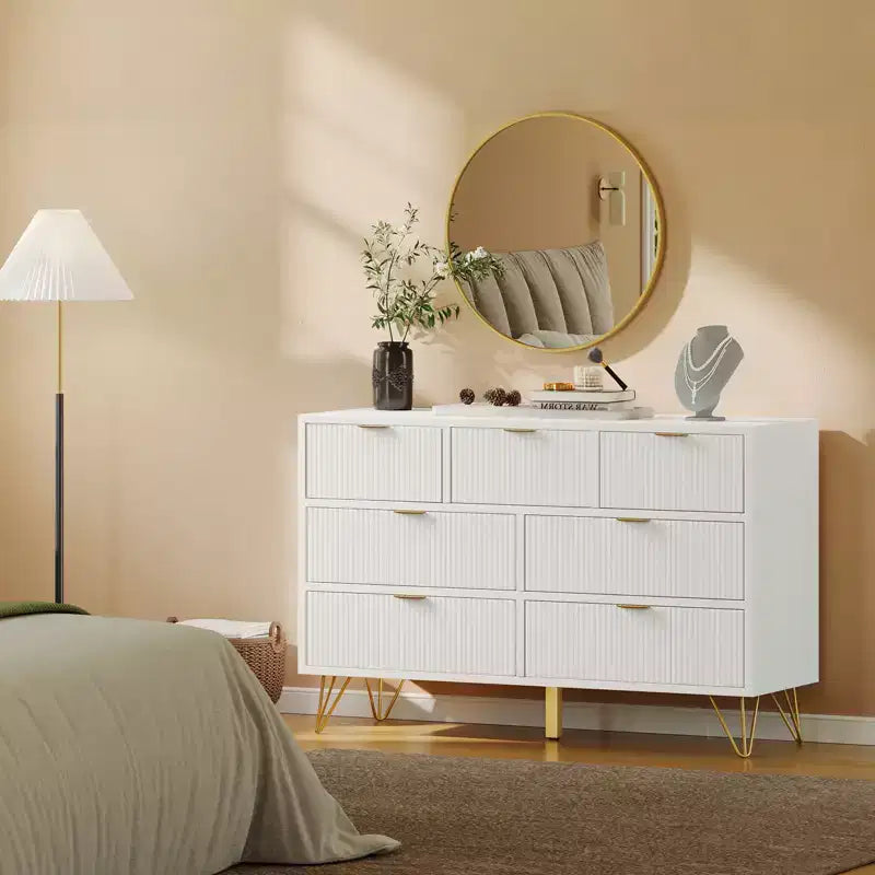 Commode moderne pour chambre à coucher, commode 7 tiroirs, commode blanche, commode en bois avec pieds et poignées en métal doré, meuble TV étroit pour entrée