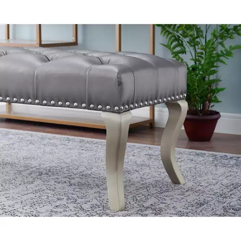 Banc en similicuir capitonné couleur champagne avec garniture cloutée